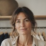 Commerçante dans sa boutique de prêt-à-porter