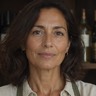 Commerçante dans sa cave à vins